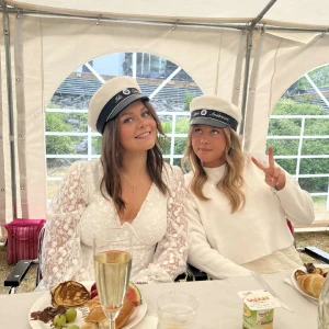 Vit tröja  - Säljer denna då den inte kommer till användning🥰perfekt över klänning eller liknande