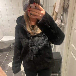 Pälsjacka  - Superfin pälsjacka, knappt använd💕💕