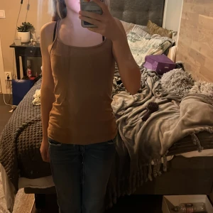 Säljer ett fint linne från new yorker - Säljer mitt linne från new Yorker för att jag inte använder den längre❤️ den har även justerbara band. Skriv om ni har frågor❤️