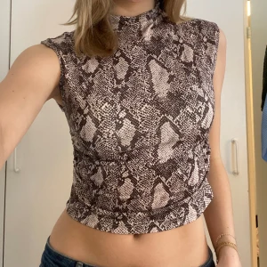 Ormmönstrad top - Aldrig använd🌟 Scrunch i sidorna🤩 Passar även S