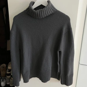 Stickad polo hm  - Säljer denna stickade tröja från H&M! Använd max 5 gånger💕 