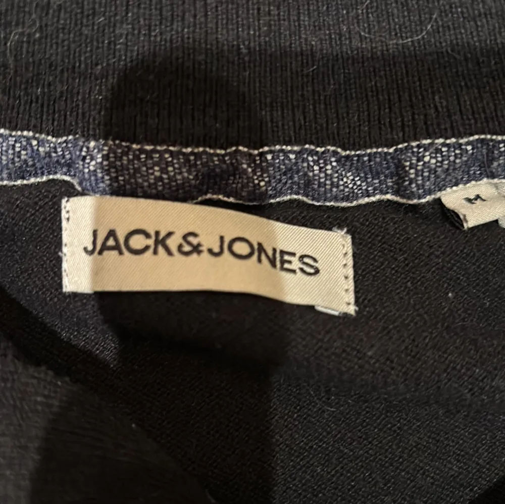 Säljer en svart Jack and Jones half zip. Använd några gånger. Nypris 500kr Mitt pris 100kr Storlek M. Hoodies.
