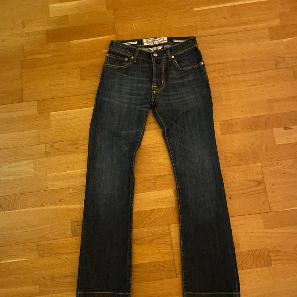 Hej säljer dessa exklusiva Jacob Cohen jeans som är handgjorda i Italien. Dessa jeans är i W29 och L32. Jeansen är i bra skick förutom 1 defekt på högre bakficka. Detta är anledningen till att jag säljer dessa jeans för enbart 650kr! Passa på nu!. Jeans & Byxor.
