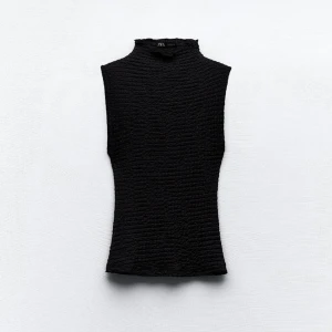 Zara svart topp 🖤 - Säljer då jag har dessa i två andra färger!  Liten defekt, syns på sista bilden! Det är vid kragen. Men det märks inte av när man har på sig den då den lägger sig fint. Storlek m men passar även en s! 