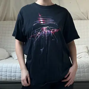 En svart t-shirt med Star Wars-tryck, det står tyvärr ingen storlek med uppskattar till XL💕