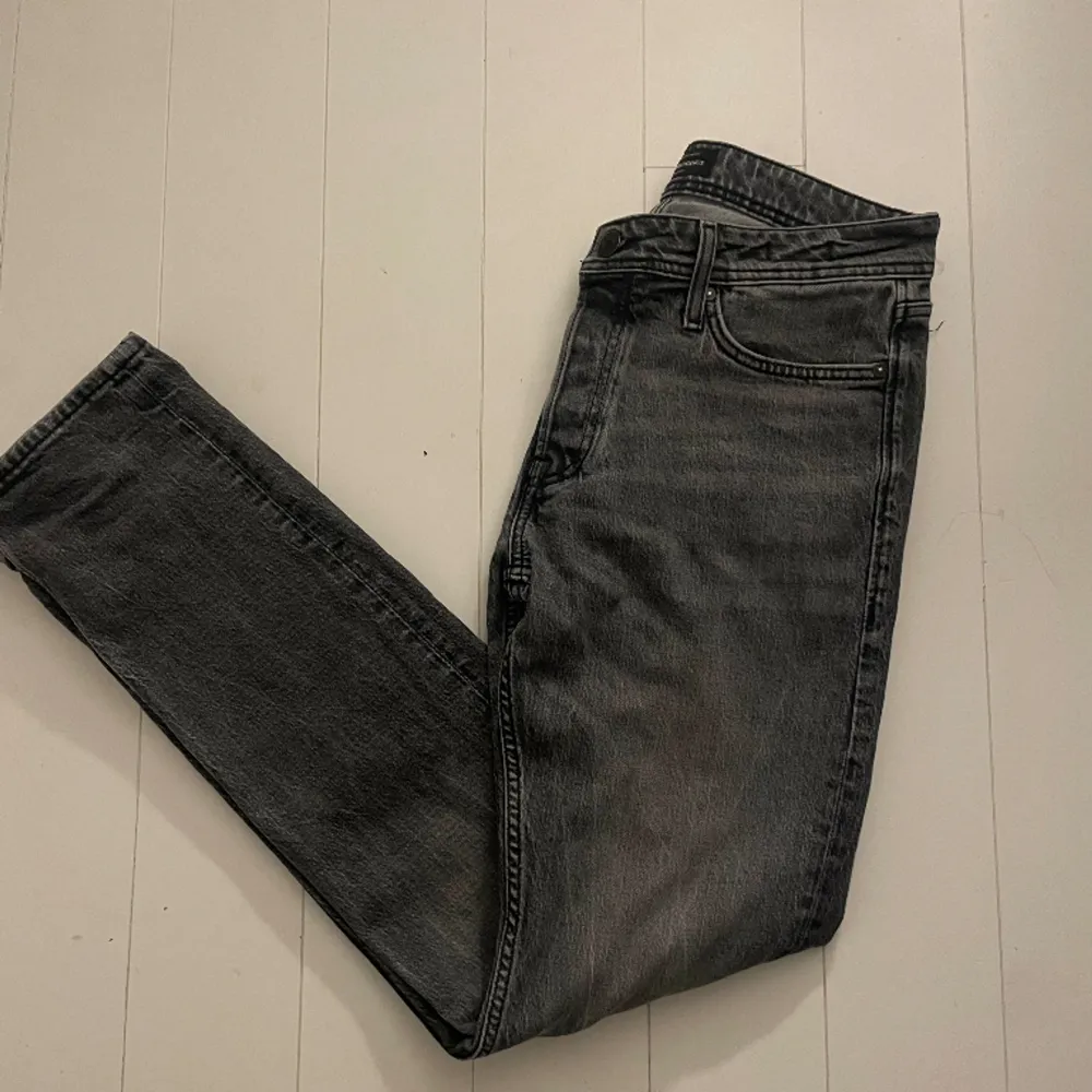 Säljer nu ett par till feta jeans som är i en snygg grå färg! Storleken är 31/34 men passar ganska så bra på mig! Om du undrar nåt så skriv då!😄. Jeans & Byxor.
