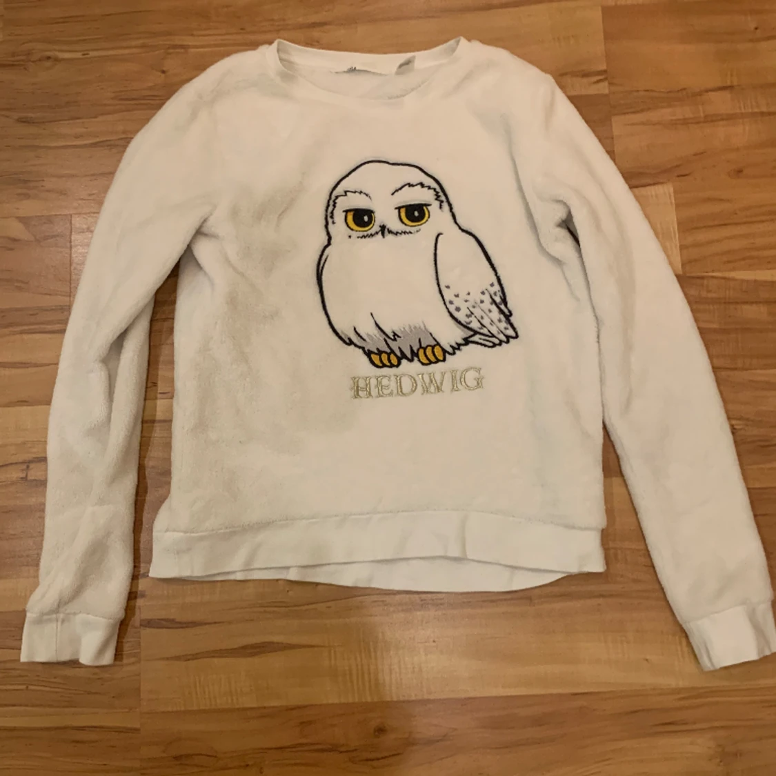 Vit fluffig långärmad hedwig tröja.
