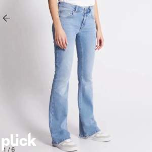 Säljer de populära low boot jeansen från lager 157, vanliga lågmidjade bootcut jeans liten fläck som knappt är synlig se bild 3. Hör av er med frågor