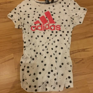 Adidas tränings tröja - Den här tränings tröjan från adidas är i storlek 164 och säljs för att den har blivit förliten. Den har en liten fläck på sig som knappt syns men annars är den i gott skick. 