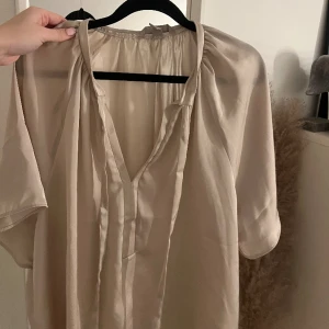 Beige topp  - Jätte fin beige blus från hm i storlek s, silkes material och trådar man kan knyta. 