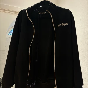 Palm angels track tröja - Säljer min Palm angels track tröja då den aldrig kommer till användning. Har använt den ca 10 gånger alltså typ helt ny. Köpt på NK För 4800 kr  Kan gå ner lite i pris vid snabbaffär