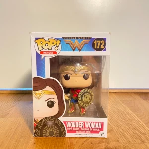 Wonder Woman Funko Pop  - Wonder Woman Funko Pop ingår som på bild. Säljs till hälften av ordinariepris.