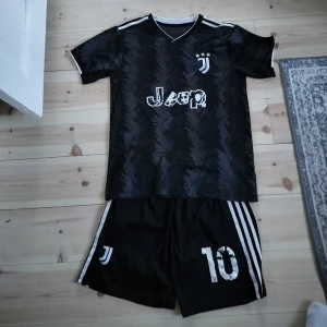Juventus tröja - En Pogba tröja från säsongen 2022/23. Trycket är slitet både på tröjan och shortsen. Storlek S. Säljer eftersom att den blivit för liten.