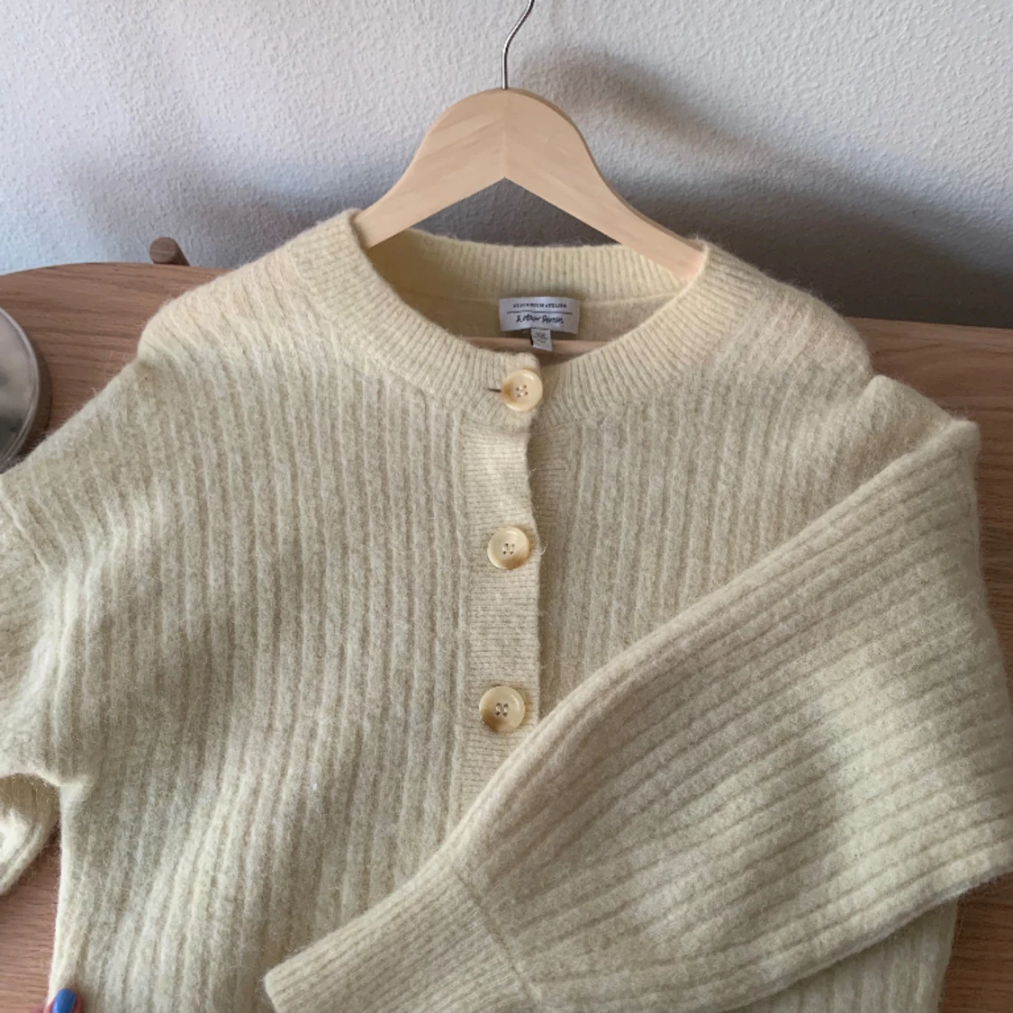 Gul stickad kofta - 90