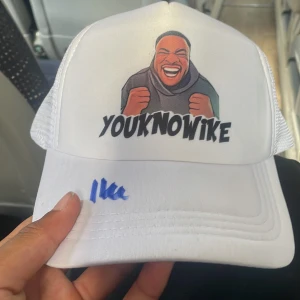 Youknowike limitededition keps signerad - Perfekt keps för dig som är ett fan om det är något är det bara att skriva🤗OBS:det går att pruta