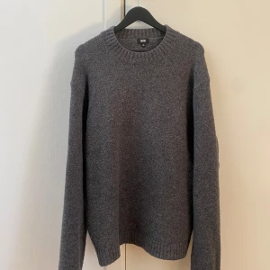 Mörkgrå stickad tröja från Uniqlo - Superskön tröja från uniqlo i toppenskick