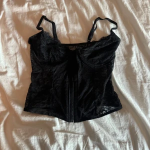 Korsett - Säljer denna pågrund av att den har blivit för liten, använd ett par gånger