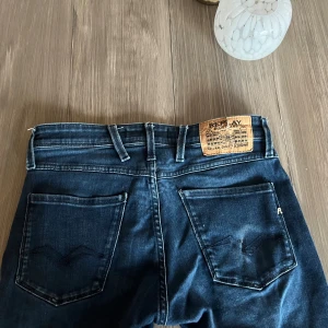 Mörkblå Replay jeans - Säljer min killes jeans,snygga mörkblå jeans från Replay.  Storlek 29 längd 33