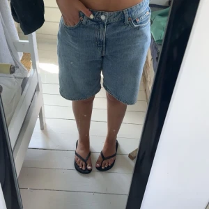 Ljusblå jorts/shorts - Säljer dessa jorts eller längre shorts från weekday då dom inte kommer till användning. Dom har inga defekter och är köpta under denna sommaren. Shortsen sitter Midwaist men är lätta att dra ner och är i storlek 28. Jättefina nu till sommaren🙏