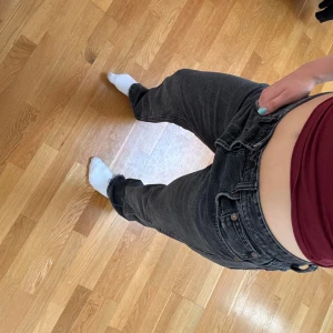 Svarta raka jeans från Zara, strl 38 - Säljer ett par svarta jeans från Zara i storlek 38. De har rak passform och klassisk femficksdesign. Jeansen är i bomull och har en snygg, lite tvättad svart färg. Perfekta om du gillar en avslappnad och stilren look.