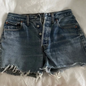 Levi's 501 jeansshorts W - Klassiska blå jeansshorts från Levi's modell 501 💙