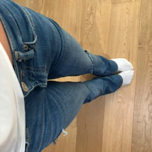 snygga bootcut jeans från zara.  - snygga bootcut jeans från zara. hålen har jag klippt själv. jeansen är uppsydda, går att de på sista bilden om man tittar noggrant. pris går att diskutera 