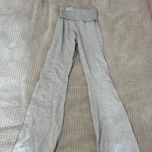Grå ribbade mjukisbyxor med bootcut - Säljer ett par ljusgrå mjukisbyxor i storlek Xs med bred ribbad midja och bootcut-ben. Byxorna är i mjukt bomullsmaterial och har en relaxed vibe. Midjan är stretchig och benen är långa med lätt utsvängd form. 📩 Skicka gärna ett meddelande vid frågor eller om du vill ha flera bilder! 🌸😊 📦 Jag skickar snabbt och packar alltid med omsorg!