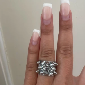 Trendig Edblad  silverring med nitar - Säljer denna populära ring från Edblad i silver 