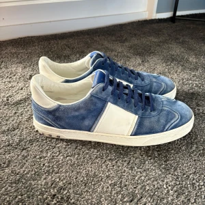 Valentino Flycrew royal blue - Säljer dessa valentino flycrew i den populära blåa färgen! Bland dom populäraste skorna just nu och sjukt svårt att få tag på! Skorna är i bra skick men har lite täcken på användning! Skick är 7/10! 1 nit saknas och mockan är lite sliten dock så är den i bättre skick än vad de ser ut på bilderna på bilden ser skorna lite ljusare ut än vad dom igentligen är. Hör av er vid frågor!