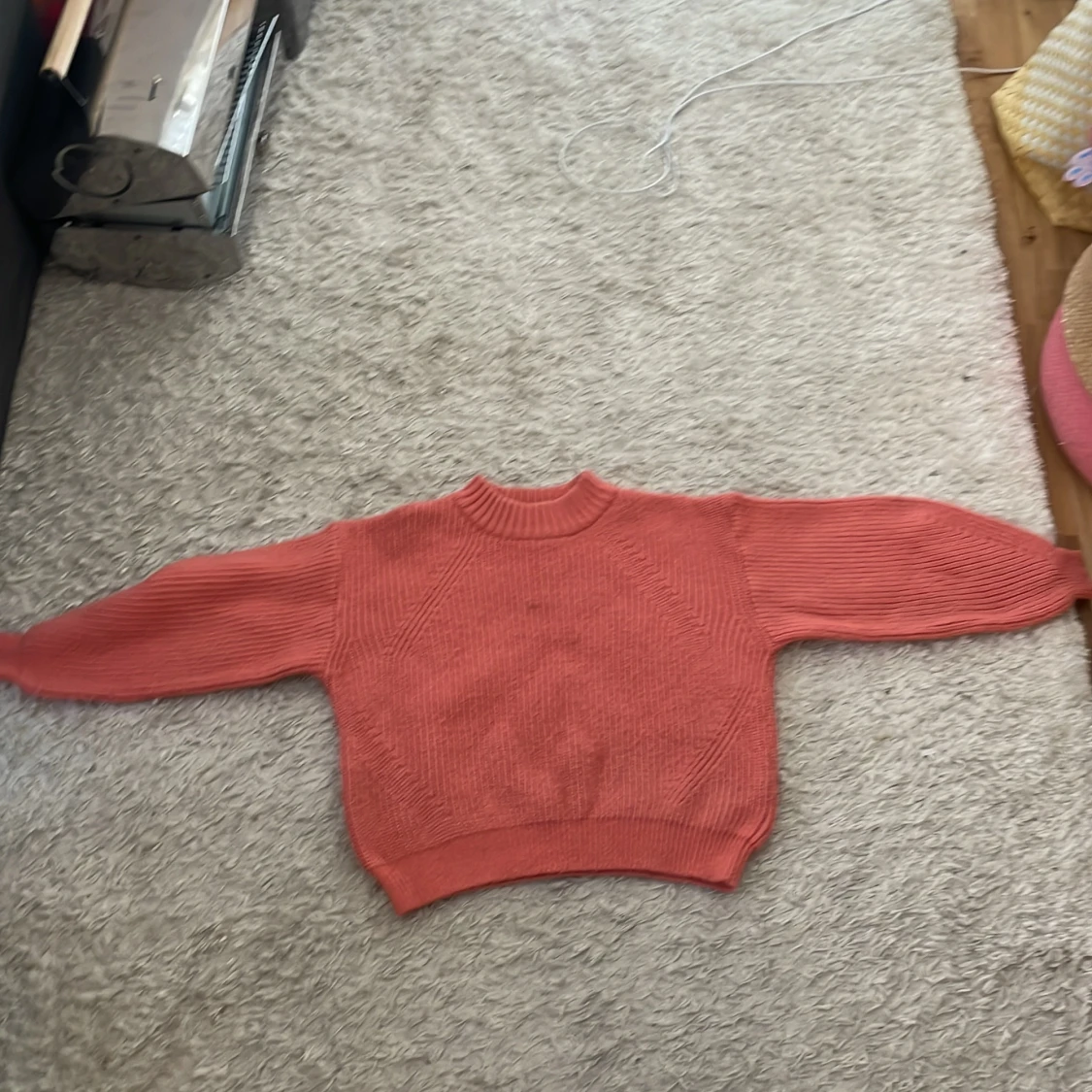 Rosa ribbstickad tröja med lång ärm - 1