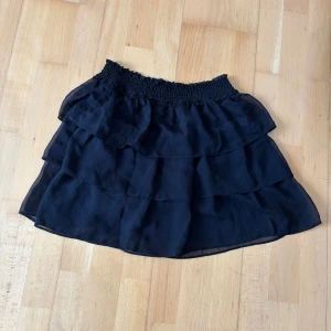 Volangkjol - Svart kjol med volanger från H&M i storlek S.💕