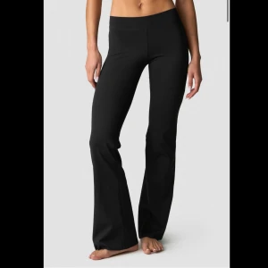 Svarta flare tights - Svarta bootcut träningsbyxor från ICANIWILL med låg midja och stretchigt material. Aldrig använda och prislappen kvar!💗
