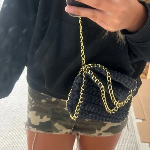 Stella McCartney stickad - Liknande Stella McCartney väska i stickad. Mörkblå med guldkedja! Inget slitage, men kommer ej till användning längre. 
