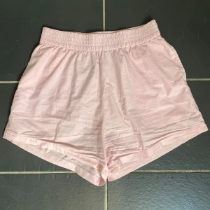 Ljusrosa pyjamasshorts från BikBok - Ljusrosa pyjamasbyxor med vita vertikala ränder i storlek S.