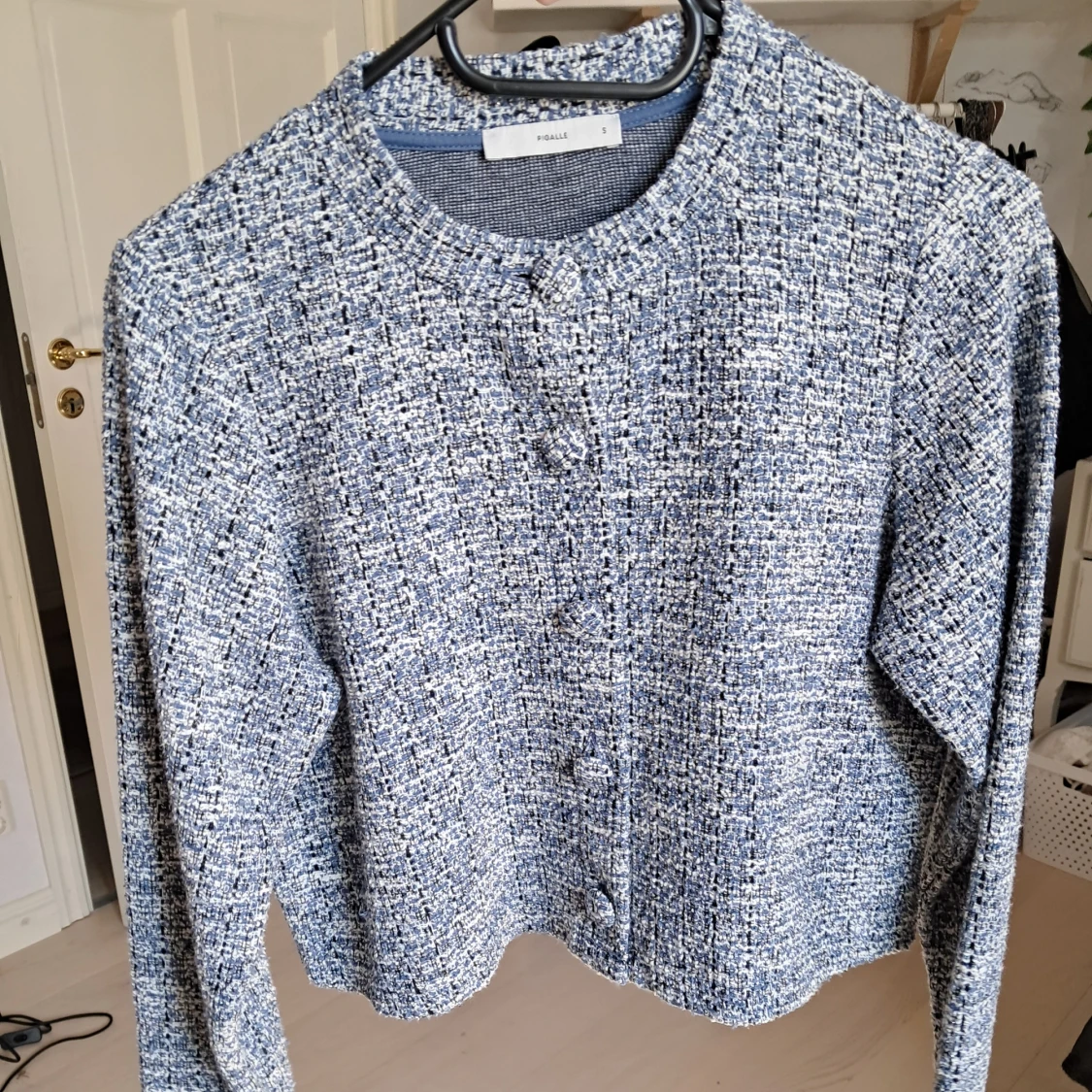 Glittrig blåvit cardigan från ONLY