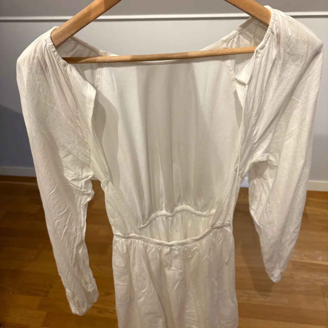 Vit långärmad klänning med öppen rygg - 1