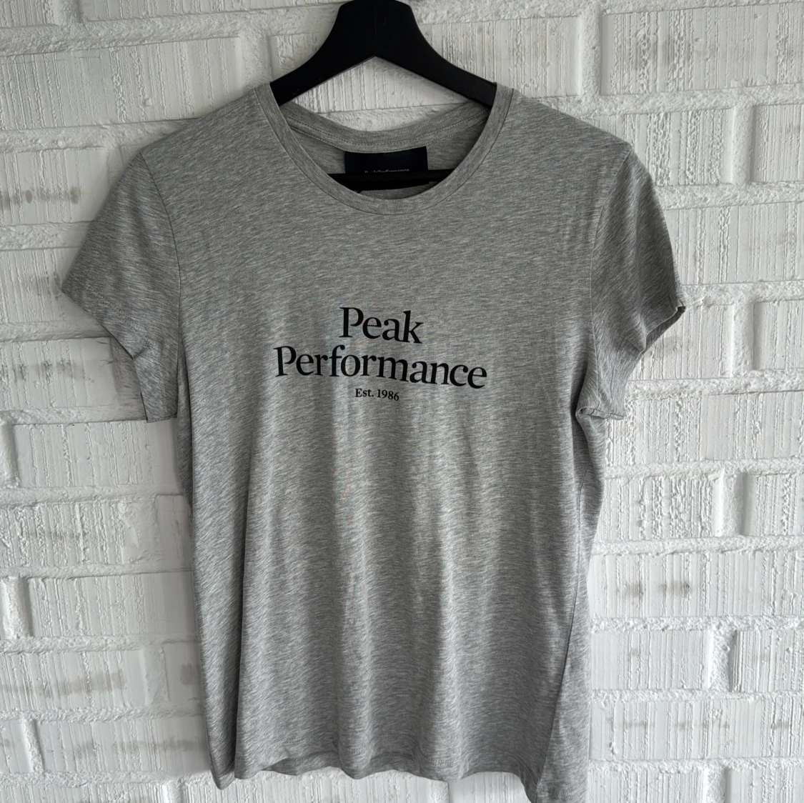 Grå t-shirt från Peak Performance