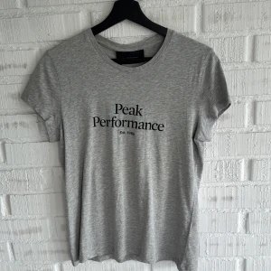 Grå t-shirt från Peak Performance - Tshirt från peak performance, Storlek S. Aldrig använd så prislappen kvar😊