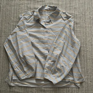 Randig skjorta från Mango i XL - Snygg skjorta från Mango i storlek XL med ljusblå och vita smala ränder samt bredare gula ränder. Skjortan har klassisk krage, knäppning framtill och långa ärmar. 
