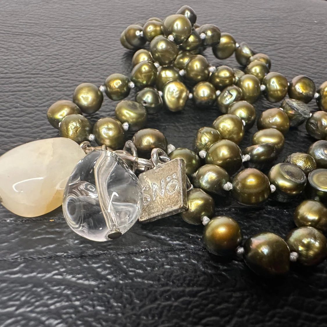 Exklusivt & ovanligt grönt pärlhalsband från SNÖ of Sweden - Äkta sötvattenspärlor med avtagbara ädelstenshängen - Bergskristall & Aventurin/Kalcit - Vintage - utmärkt skick - Tidig kollektion - 00-tal - Originalask medföljer  - 3