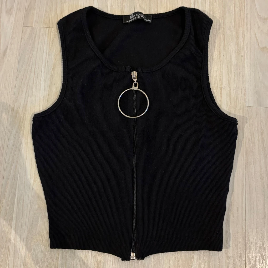 Svart ribbad linnetopp med dragkedja - 3