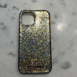 Mobil skal glittrigt  - Jätte fint glitterskal från Idealofsweden! Har använt det väldigt kort pga att min iPhone 12 gick sönder och därefter köpte en annan mobil! Önska att det fortfarande passa för det är sååå fint!💞