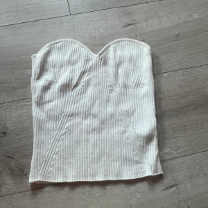 Vit ribbad tubtopp Gina Tricot - Supersnygg vit tubtopp från Gina Tricot i ribbat material. Så skön och stretchig
