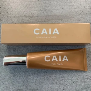 Caia liquid highlighter pearl swirl - Caia liquid highlighter pearl swirl använd ca 3 gånger men har så mycket så hinner inte använda allt. Orginalpriset är 325kr men säljer för 150kr💗