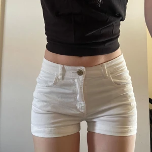 Vita  shorts från H&M - Säljer ett par vita shorts från hm i storlek 158 passar mig som har xs-s. Perfekt till en varm sommardag! Skriv vid frågor 💕💕