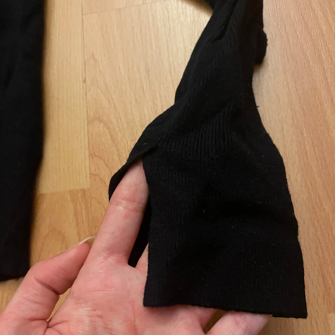 Svart v-ringad tröja från Zara - 1