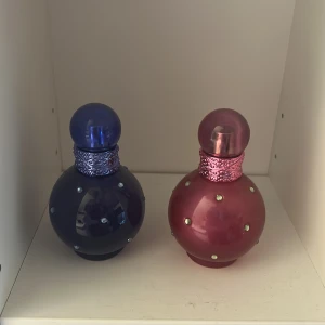 Britney Spears Fantasy parfym duo - Fraktas endast med PostNord!Båda är 30ml! Mindre i den rosa. 