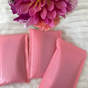 Mystery bags - Tre Mystery bags i tema- nyckelring,smycken,penna och annat. 🌸 vågar du chansa? En prisvärd påse med cirka 15 saker i. 
