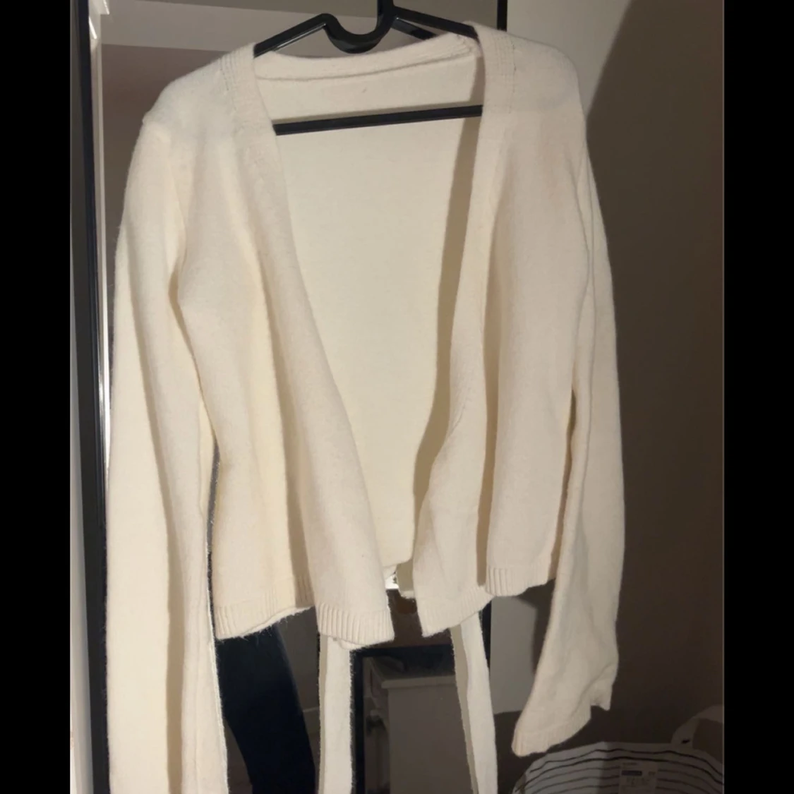 Vit stickad kofta med knytband