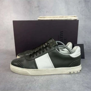 Valentino Garavani flycrews gröna  - Snygga Valentino Garavani flycrews i grönt och vitt skinn med nitar på hälen. Väldigt bra skick med !!alla!! nitar kvar. Storlek 42 men passar 42-43 då de ofta är lite större i storleken. Pris är diskuterbart vid en smidig affär. Box, extra nitar och dustbag medföljer. Köptes för 5500kr Hör av dig vid frågor🙏🏻